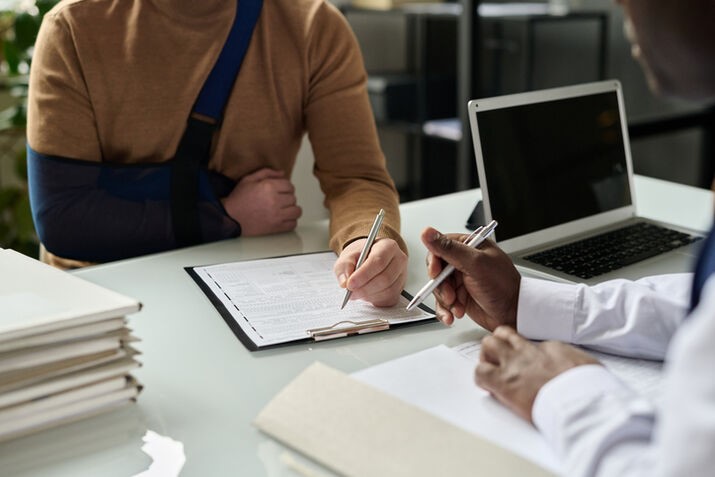 A close-up of people sitting at a table

AI-generated content may be incorrect.